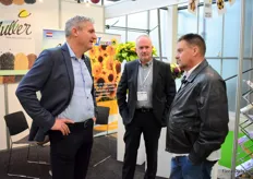 Wim Zandwijk and Jos van Schie of Muller Bloemzaden were busy talking with Henk Sjerps.